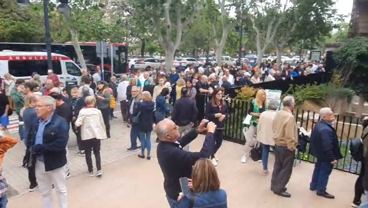 L'exterior de l'Hospital Clínic en el moment de l'evacuació