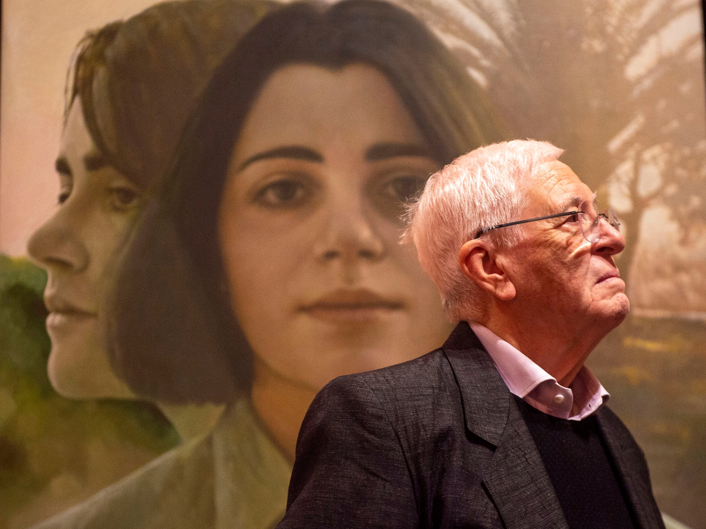 El pintor Rafael Armengol davant d'un dels retrats exposats al MuVIM 