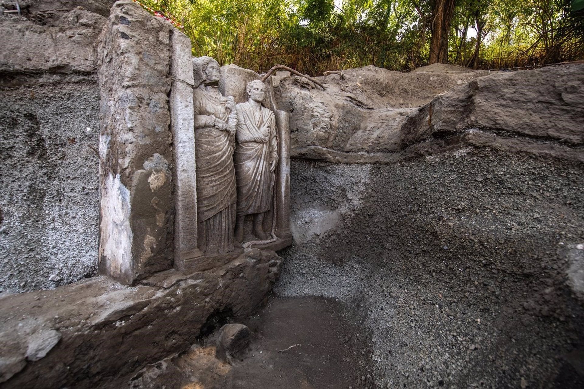 Relleu funerari d'una parella descobert per la UV en una tomba monumental de Pompeia | UV