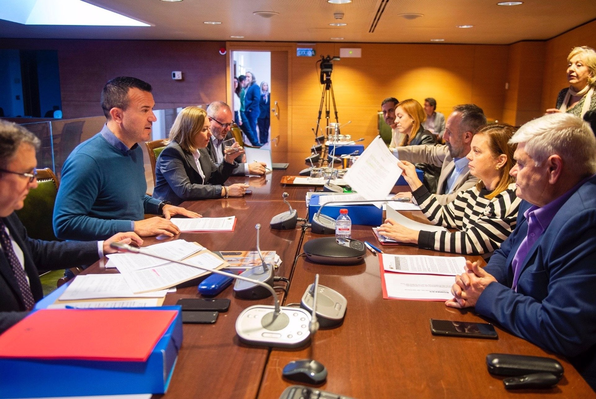 José Miguel Basset, exinspector en cap del Consorci de Bombers de València (primer a la dreta), en la comissió sobre la dana en la Diputació de València | EP
