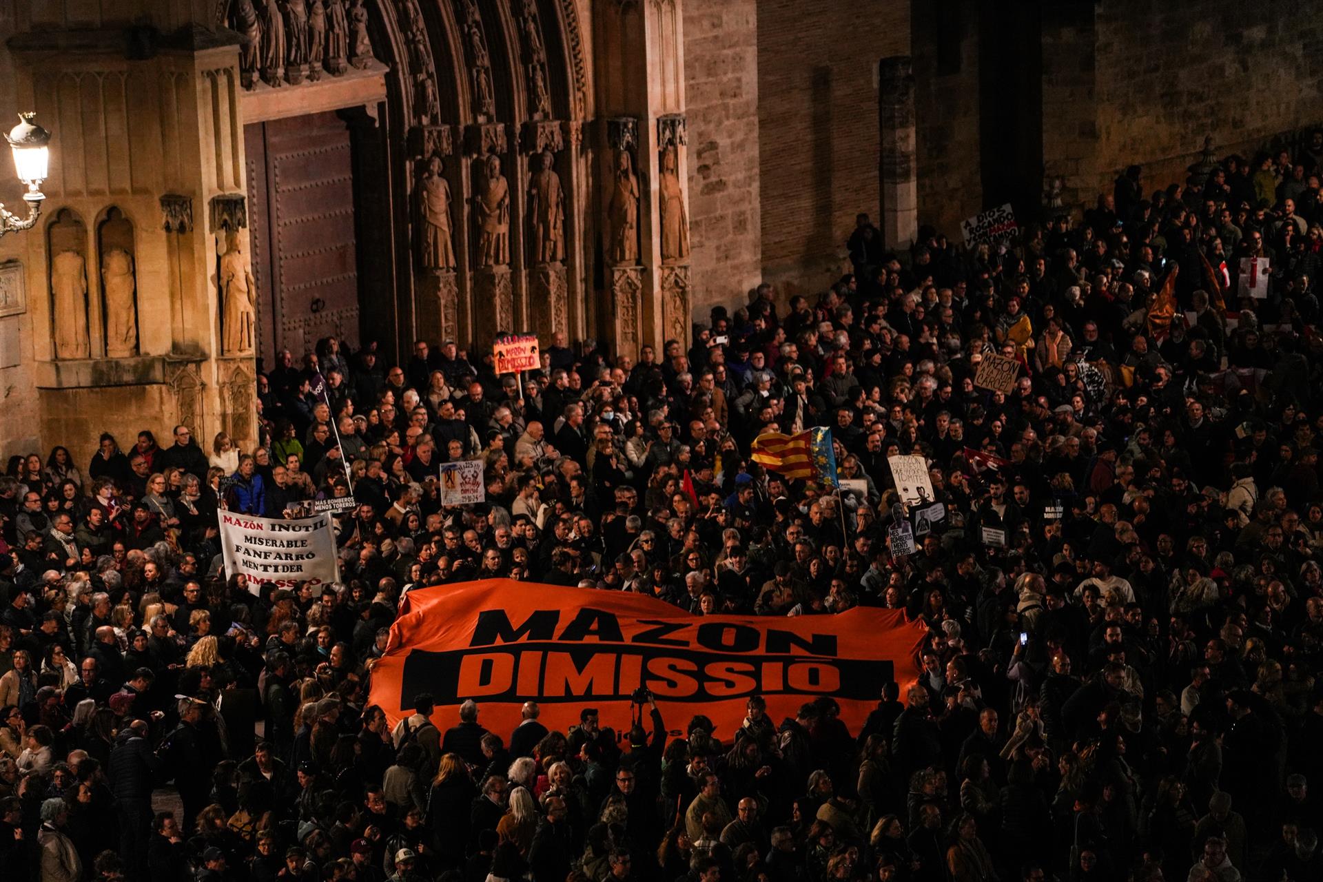 Sisena manifestació ciutadana amb el lema 'Mazón dimissió', a la plaça de la Mare de Déu de València | Jorge Gil | EP