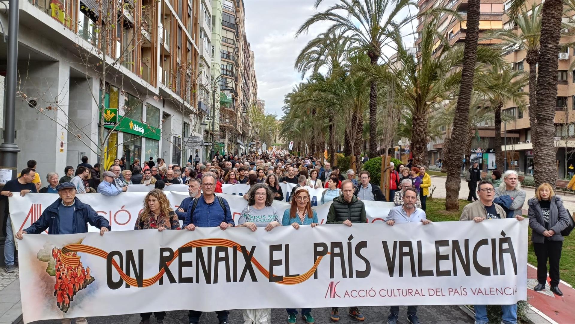 Milers de persones participen a Alacant en la manifestació del 25 d'Abril |  EP