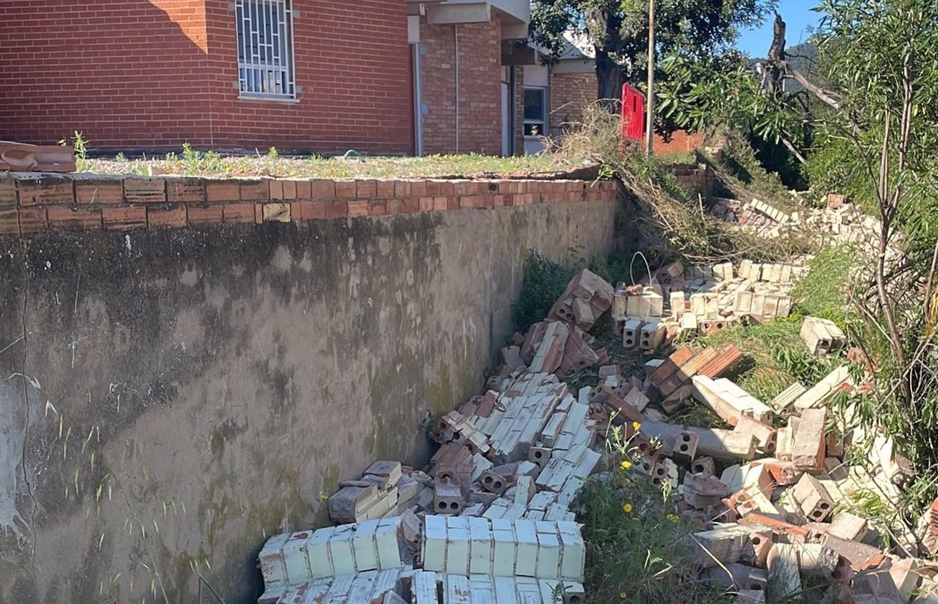 Cau un mur d'una escola infantil de Betxí