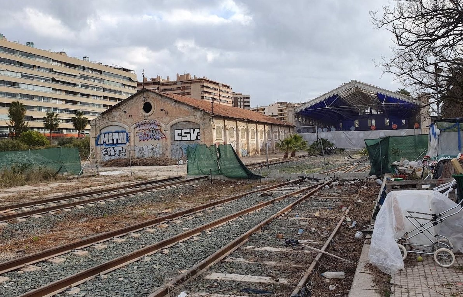Terrenys d'Adif abandonats al costat de Casa Mediterrani, a Alacant