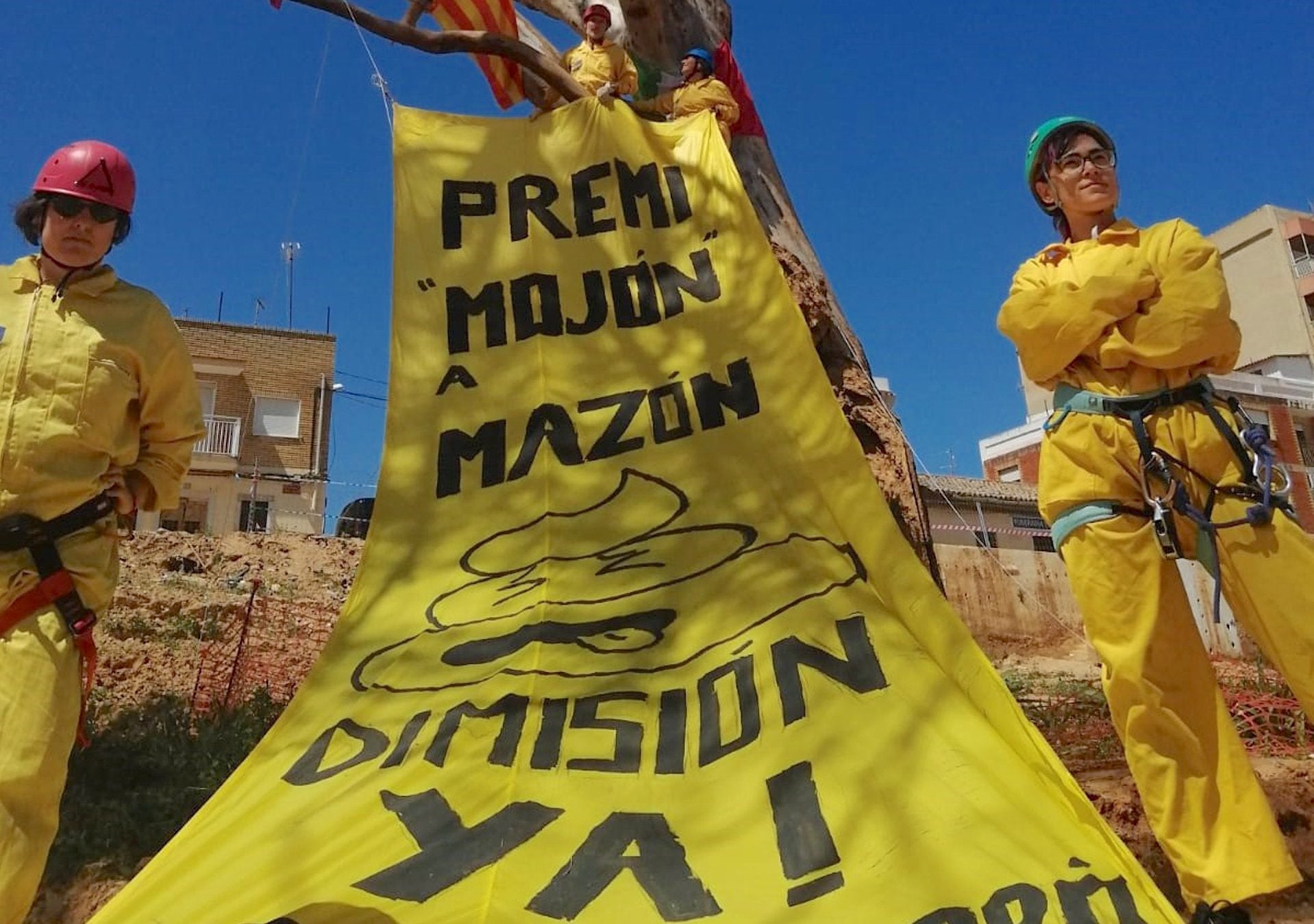 Activistes d'AE-Agró pengen una pancarta amb el missatge 'Premi Mojón a Mazón' a l'eucaliptus que va sobreviure al barranc de Xiva