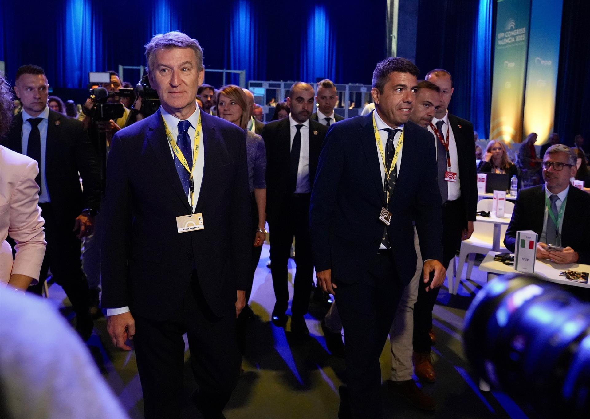 El president de la Generalitat, Carlos Mazón, i el president del PP estatal,  Alberto Núñez Feijóo, en la segona jornada del congrés del PPE, a València | Eduardo Manzana | EP