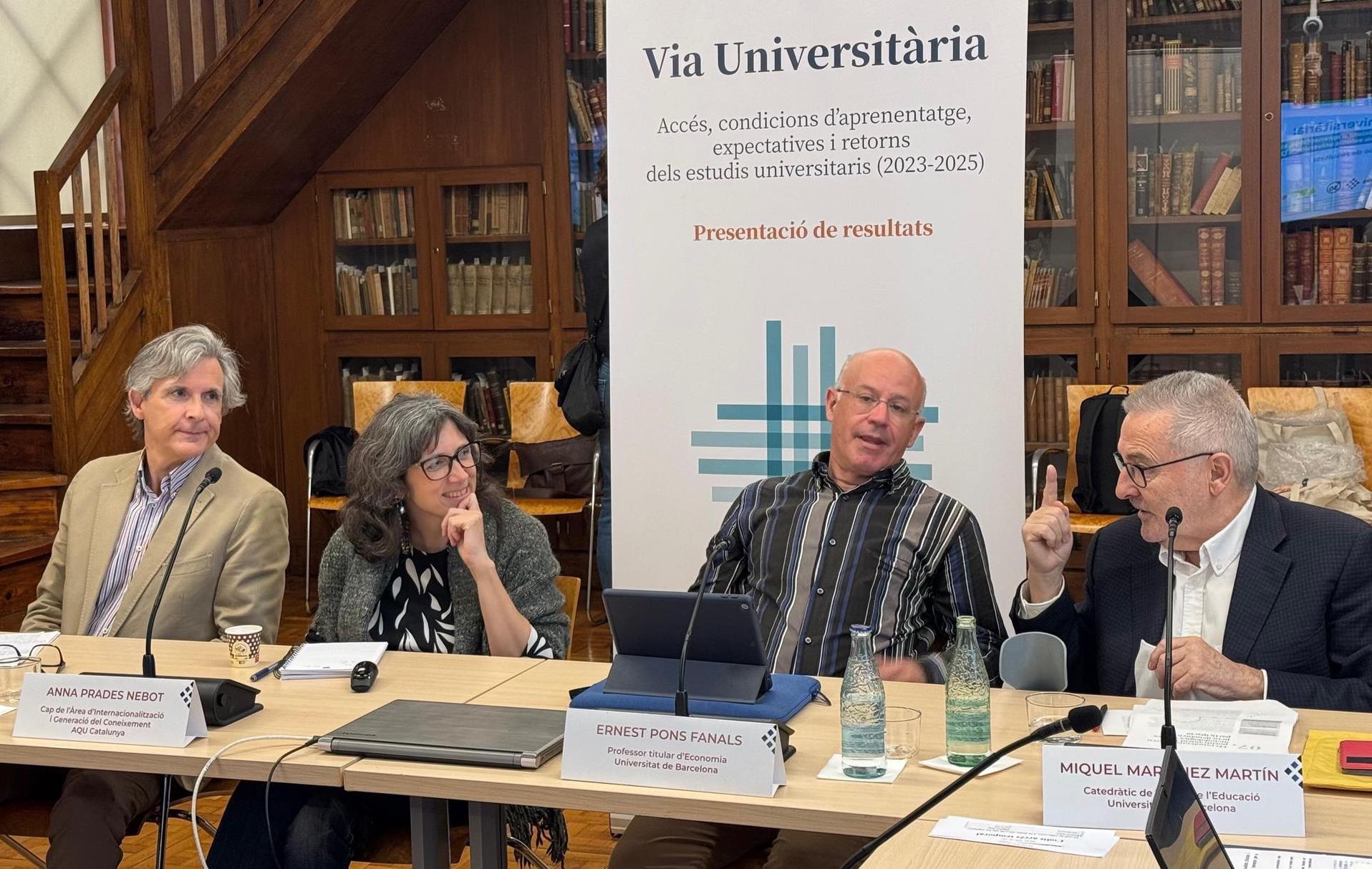 Ramon Llopis (Universitat de València); Anna Prades (AQU Catalunya); Ernest Pons i Miquel Martínez (UB) durant la presentació de l'informe Via Universitària | EP