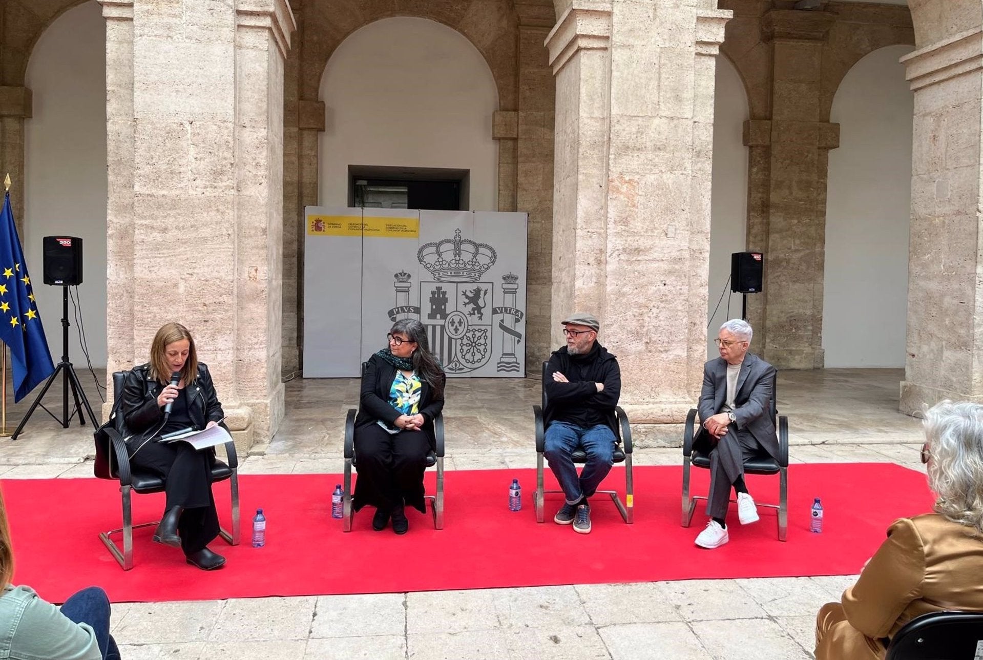 L'artista gràfica Cristina Durán, el guionista Miguel Ángel Giner i l'escriptor Ferran Torrent en un acte amb la periodista Julia Ruiz | EP