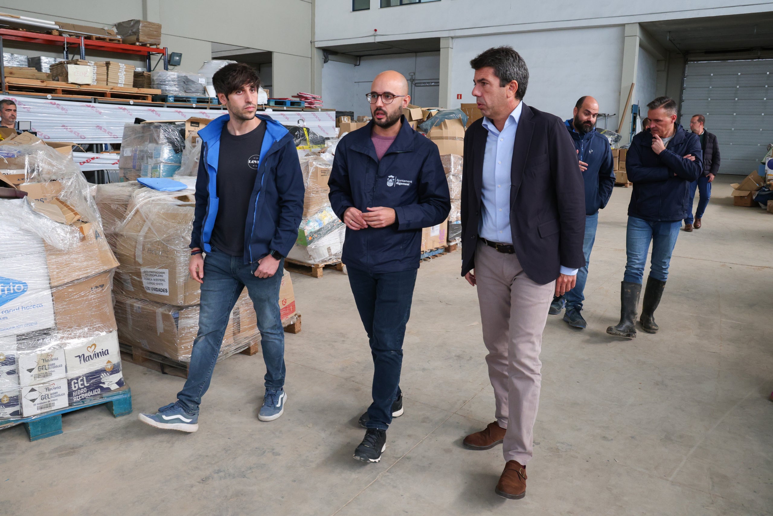 El president de la Generalitat, Carlos Mazón, i l'alcalde d'Algemesí, José Javier Sanchis, en la visita al municipi el 22 de novembre del 2024 | GVA