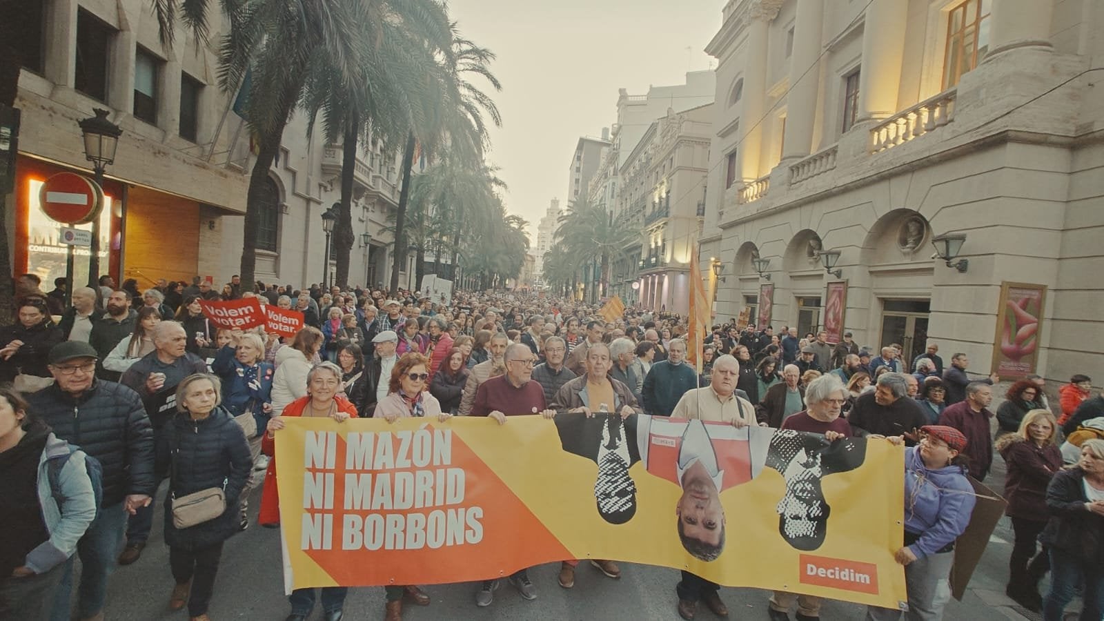 Decidim a la manifestació per a exigir la dimissió del president valencià  Carlos Mazón, el mes de març