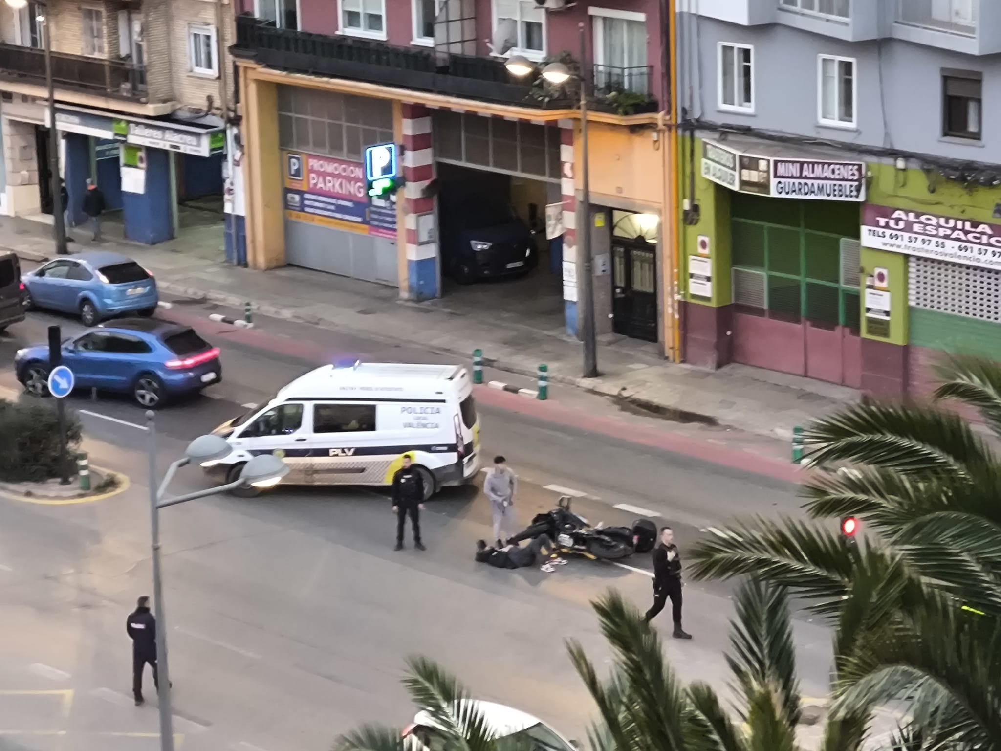 Accident greu a l'avinguda Pérez Gakdós a finals de l'any passat. El veïnat reclama la pacificació del trànsit també per seguretat. Foto: Fuera Túnel