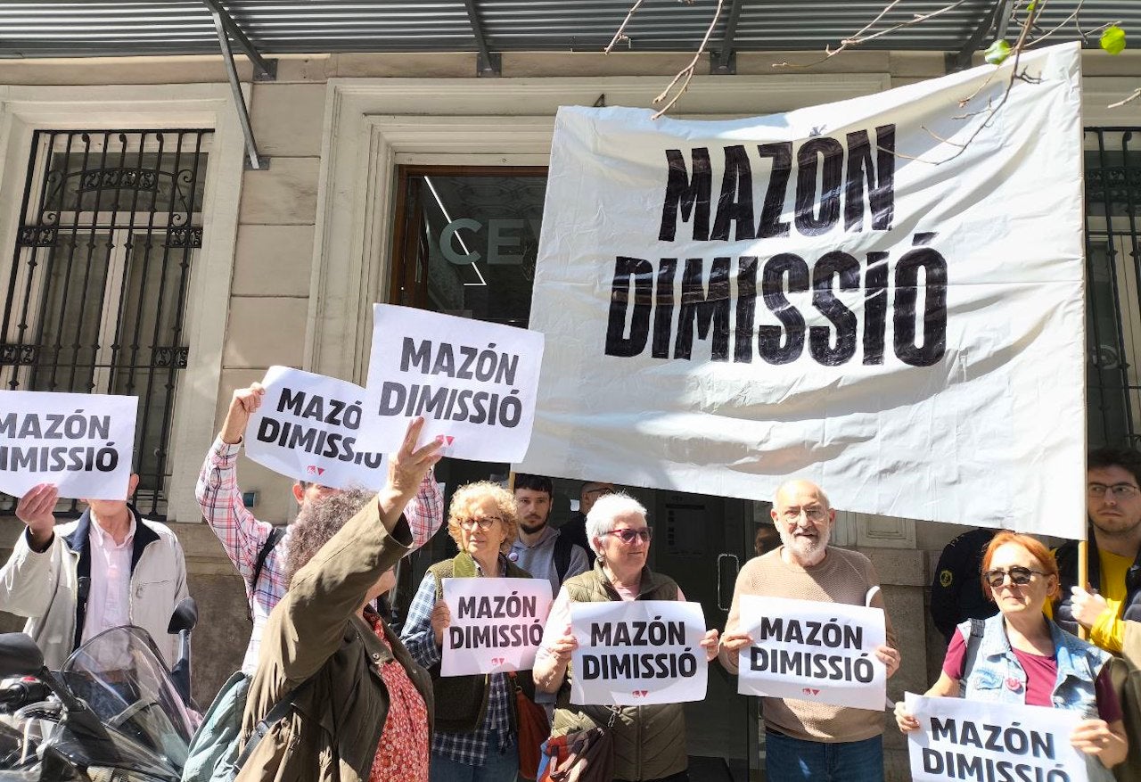 Militants d'EUPV exigeixen la dimissió del president de la Generalitat, Carlos Mazón