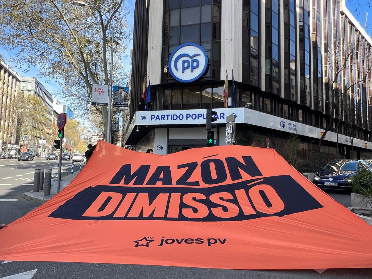 La pancarta de 'Mazón dimissió' davant de la seu del PP al carrer Gènova de Madrid