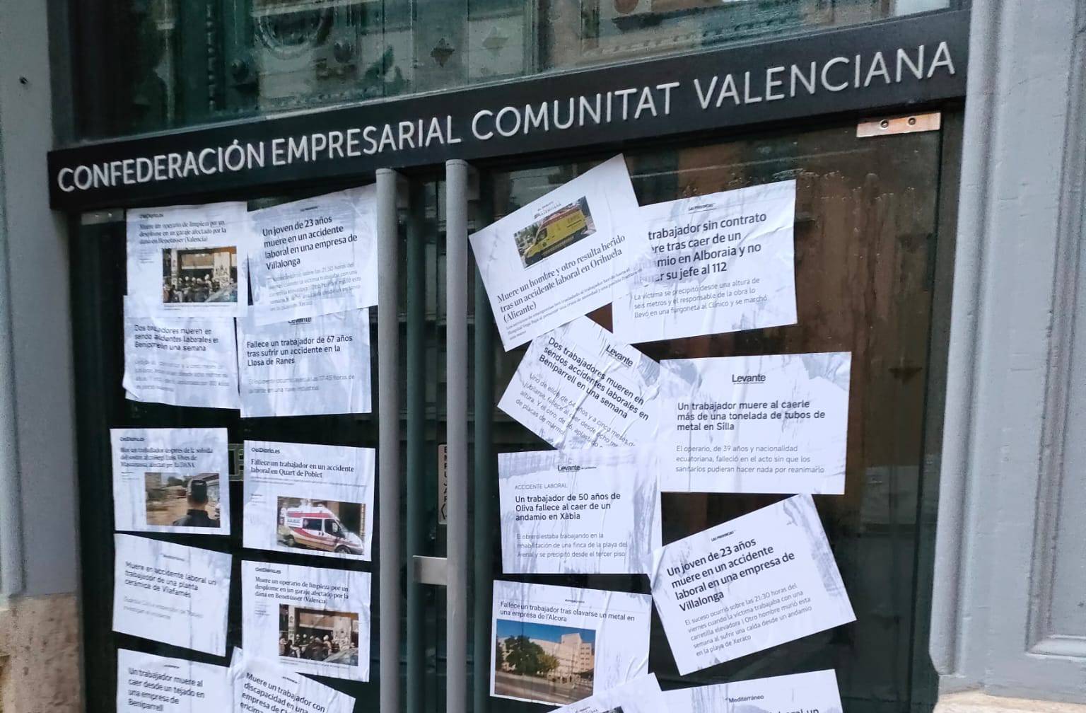 Porta de la Confederació Empresarial amb els cartells enganxats