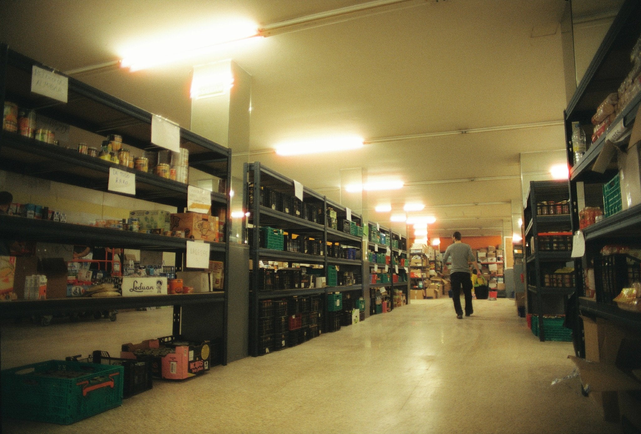 El supermercat popular del Parc Alcosa és un dels principals centres de distribució d'aliments independents