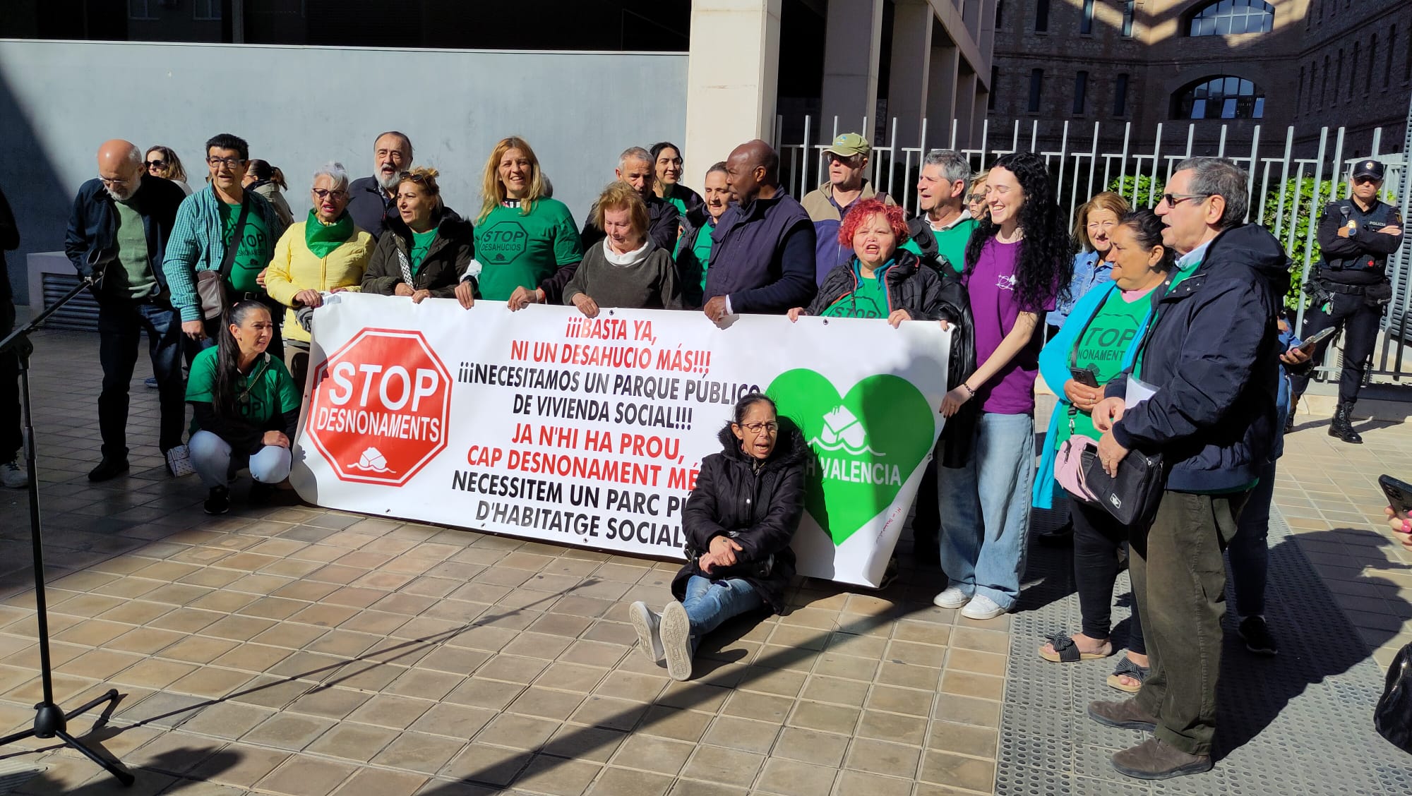 Concentració de la PAH a les portes de la conselleria d'Habitatge
