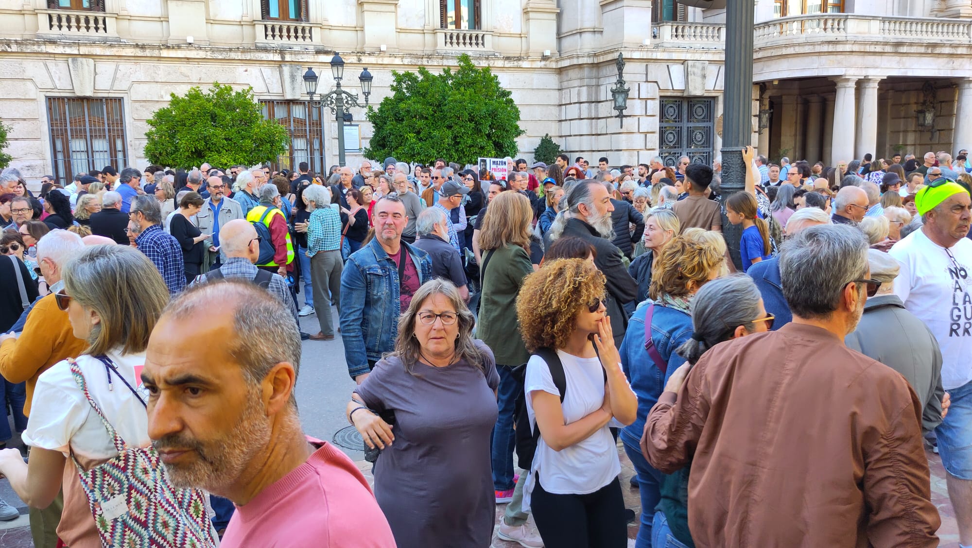 Un miler de persones van concentrar-se exigint la dimissió de Carlos Mazón, malgrat la suspensió de la manifestació
