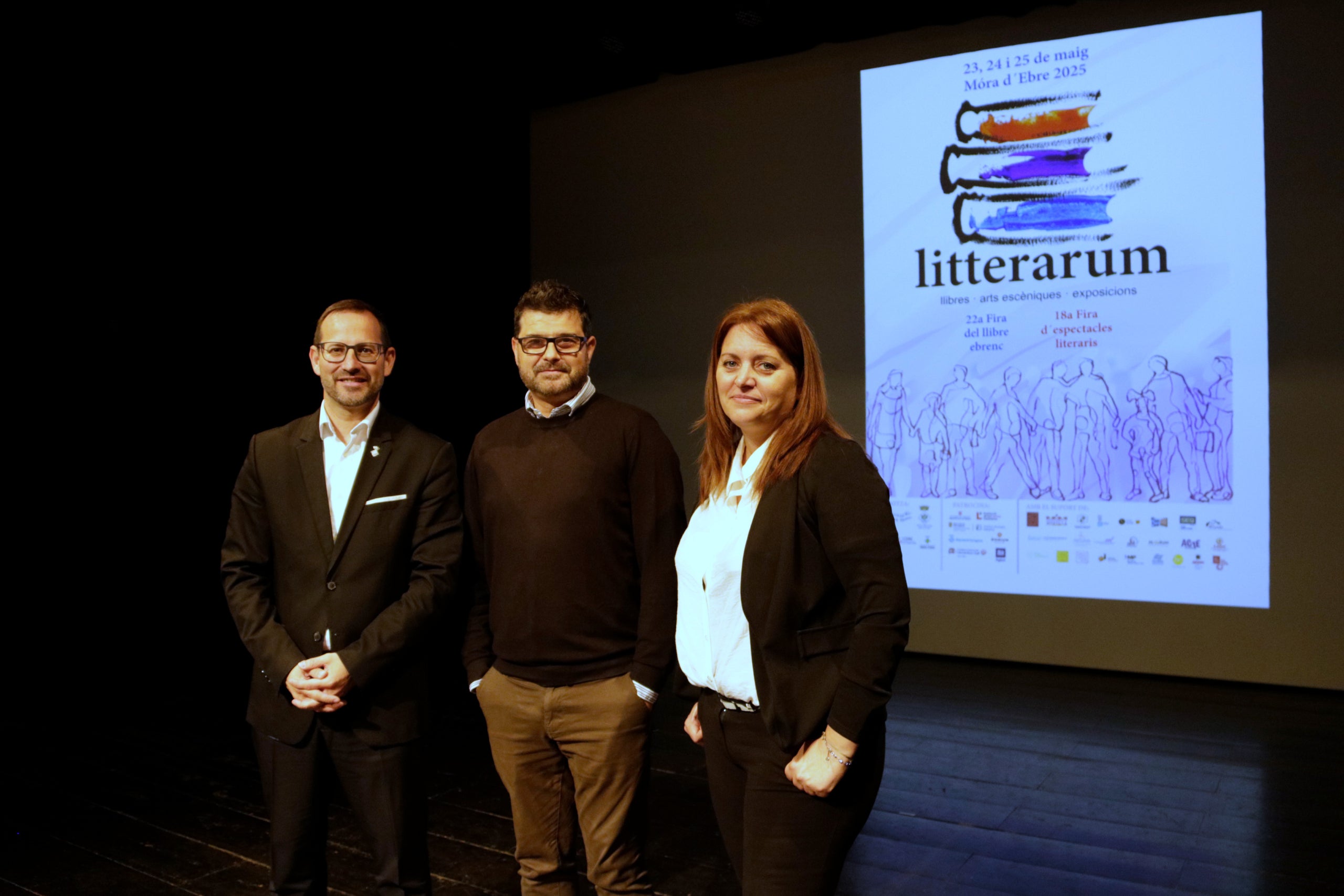 Al centre, Lluís-Xavier Flores Abat, director de Litterrarum, acompanyat per Montse Pineda Giménez, regidora de Cultura de Móra d'Ebre, i Rubén Biarnés Renedo, alcalde de Móra d'Ebre en la presentació de la nova edició de Litterarum | Ariadna Escoda | ACN