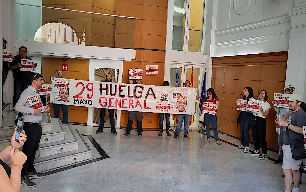 Membres dels sindicats convocants de la vaga general del 29M ocupen la seu de la CEV a València | DLV