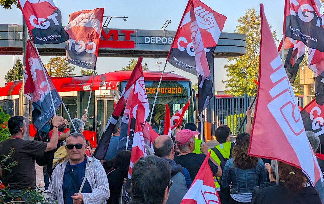 Piquet informatiu de la vaga general del 29M a l'entrada de les cotxeres de l'EMT, a València