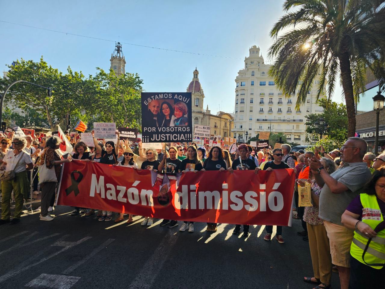 Capçalera de la setena manifestació contra el president de la Generalitat, Carlos Mazón | DLV
