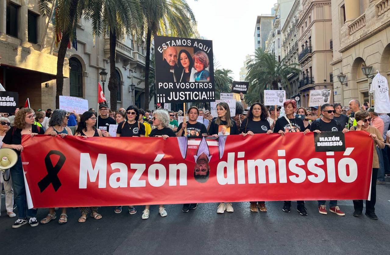 Capçalera de la setena manifestació contra el president de la Generalitat, Carlos Mazón, a València | DLV
