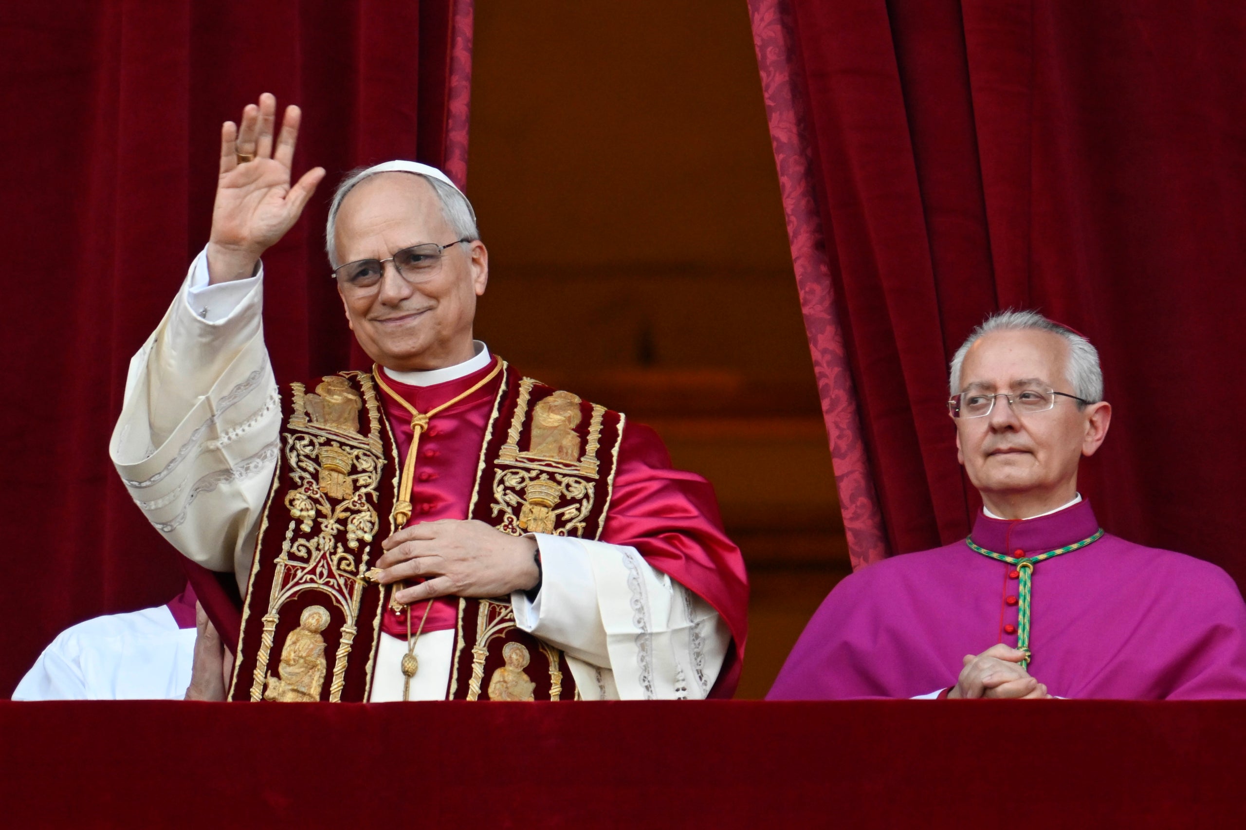 Salutació del papa Lleó XIV des del balcó de Sant Pere del Vaticà en la primera benedicció 'urbi et orbi' després d'haver estat nomenat pontífex | Vatican Media | ACN