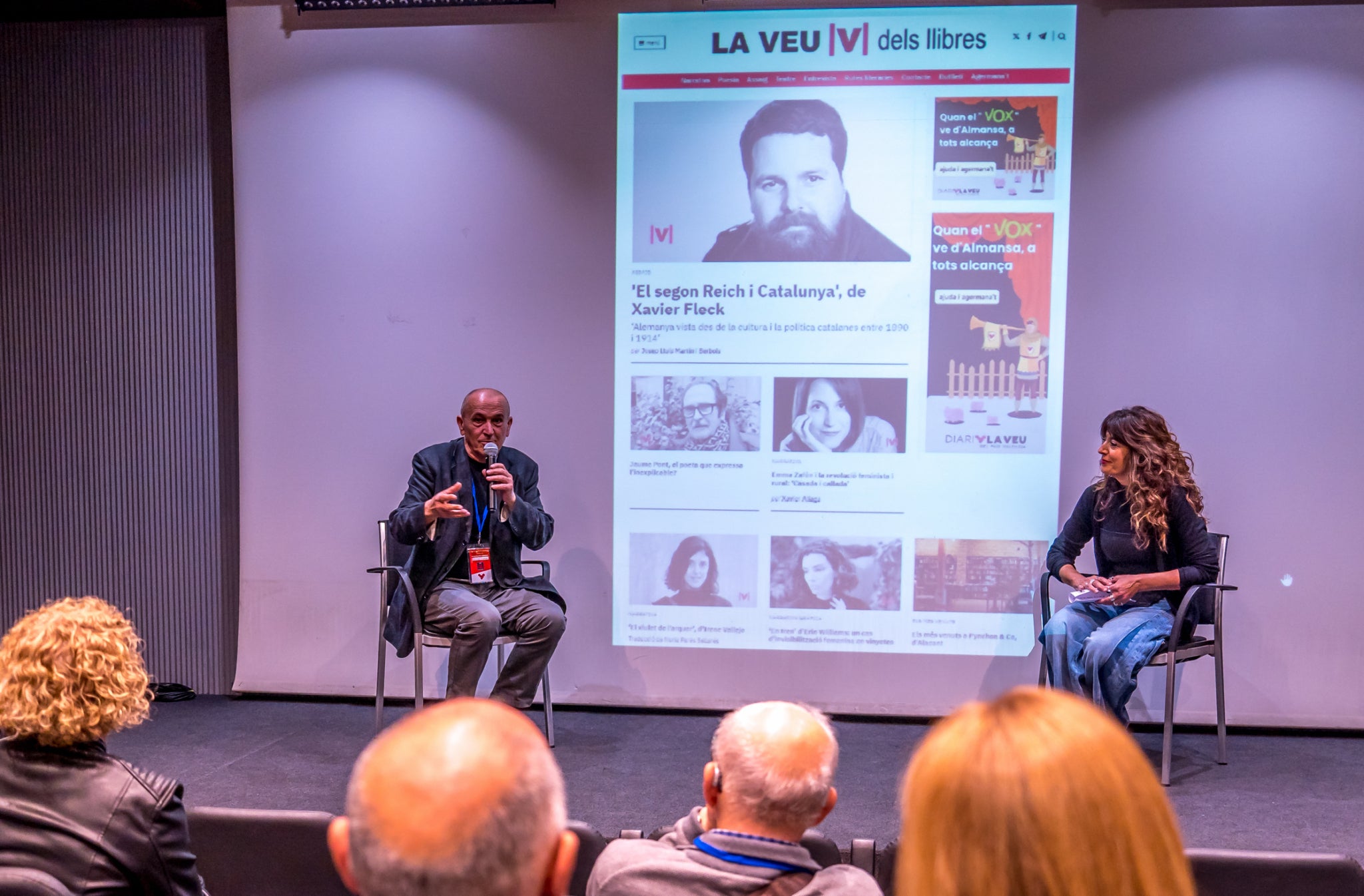 Víctor Labrado i Anna Moner conversen sobre La Veu dels Llibres en el Consell de Seguiment de Diari La Veu 2024 | Joanjo Puertos | DLV