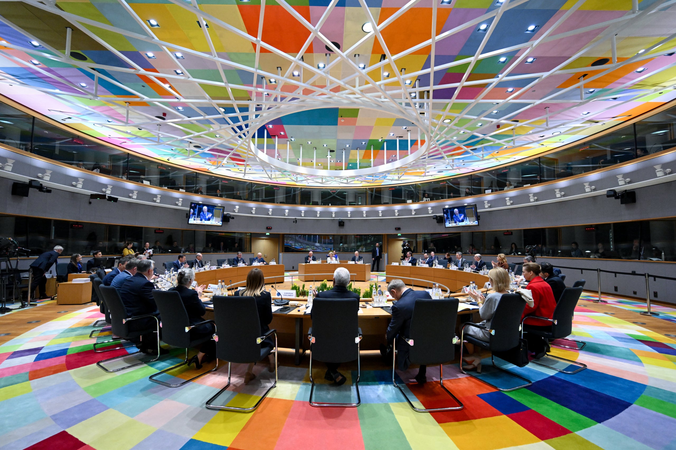 Imatge dels líders europeus reunits en una cimera extraordinària | Unió Europea | ACN