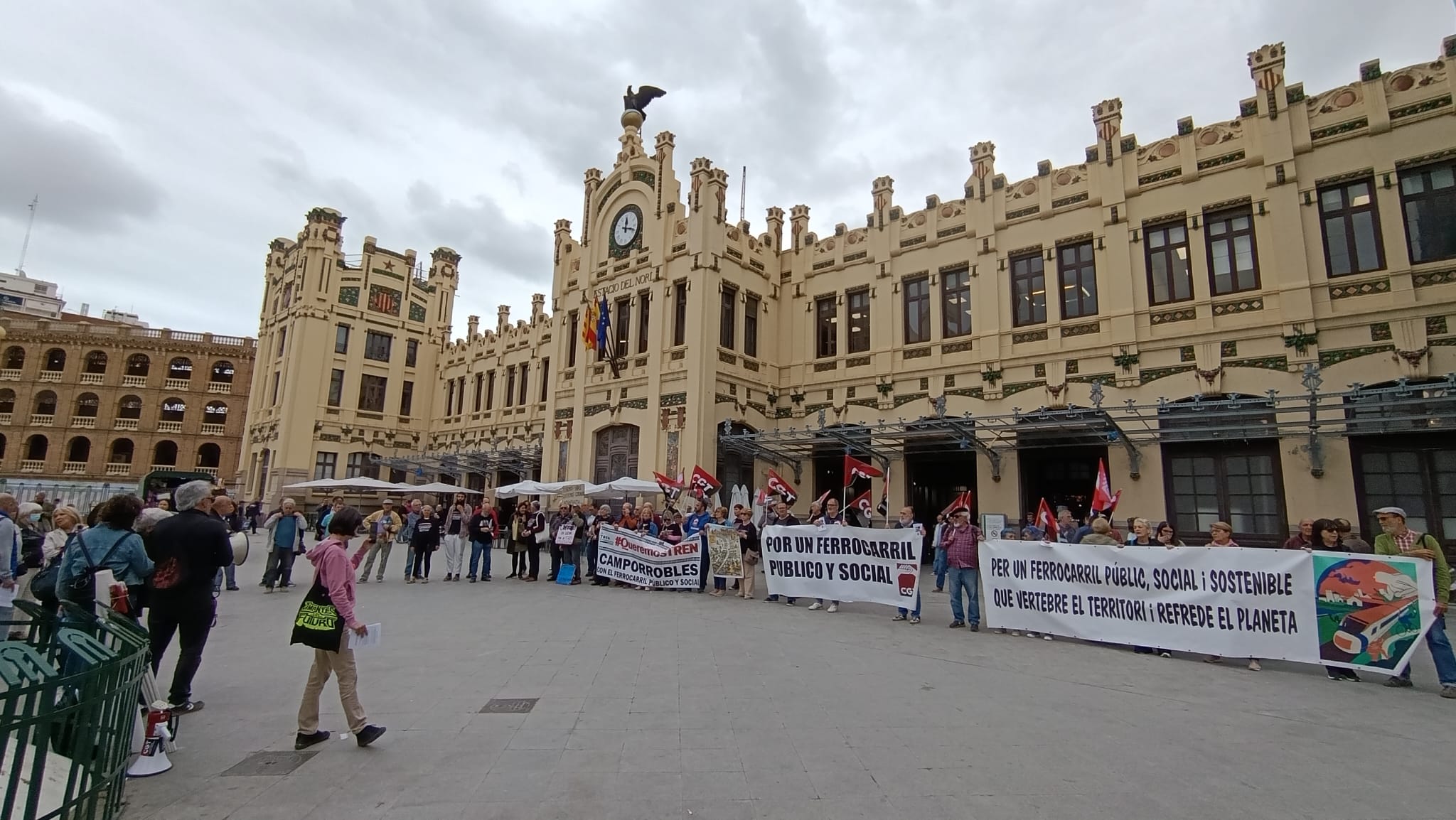 Concentració davant de l'Estació del Nord de València per reivindicar la recuperació del servei ferroviari fina a Camporrobles