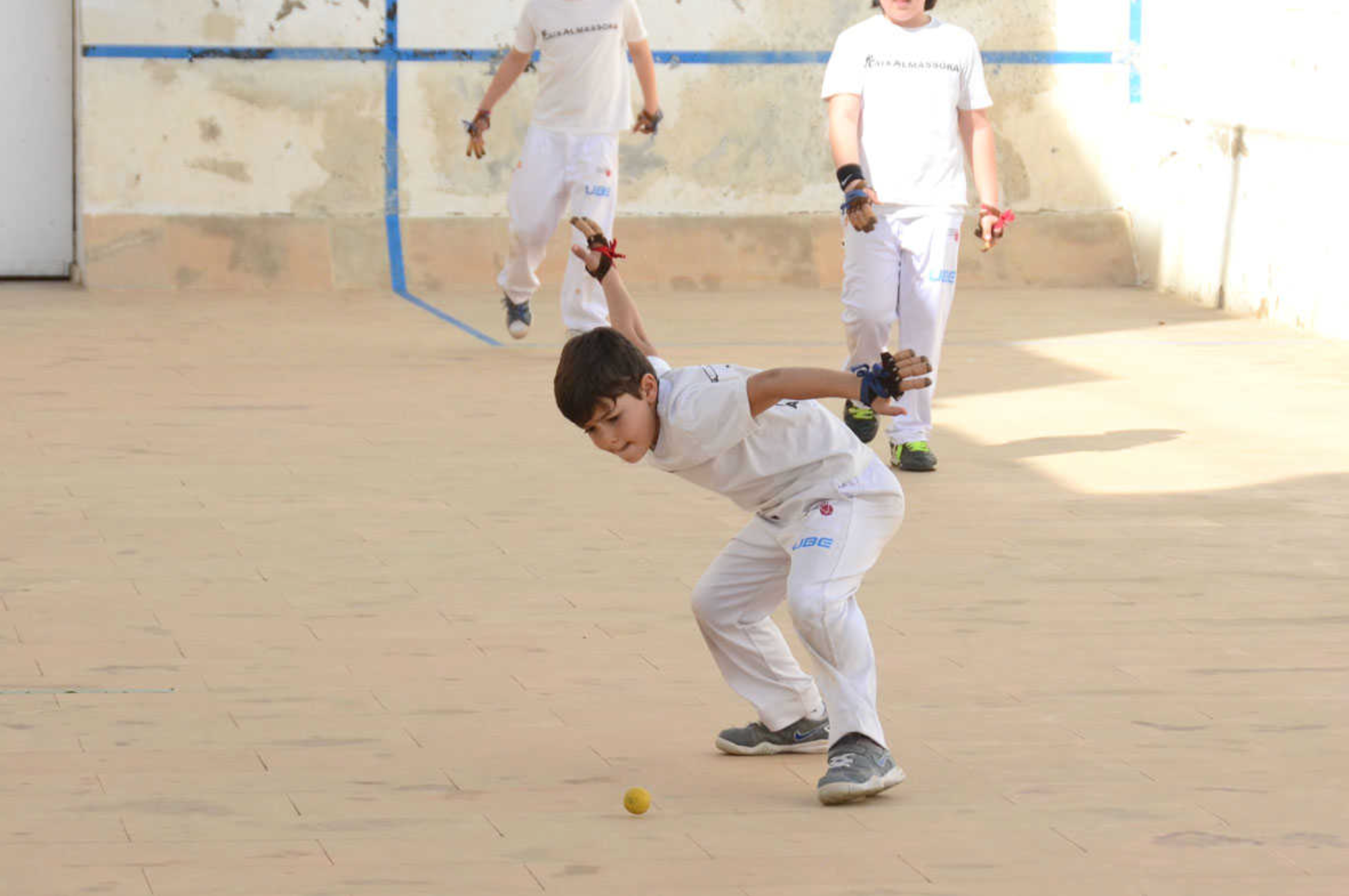 Xiquets jugant a pilota