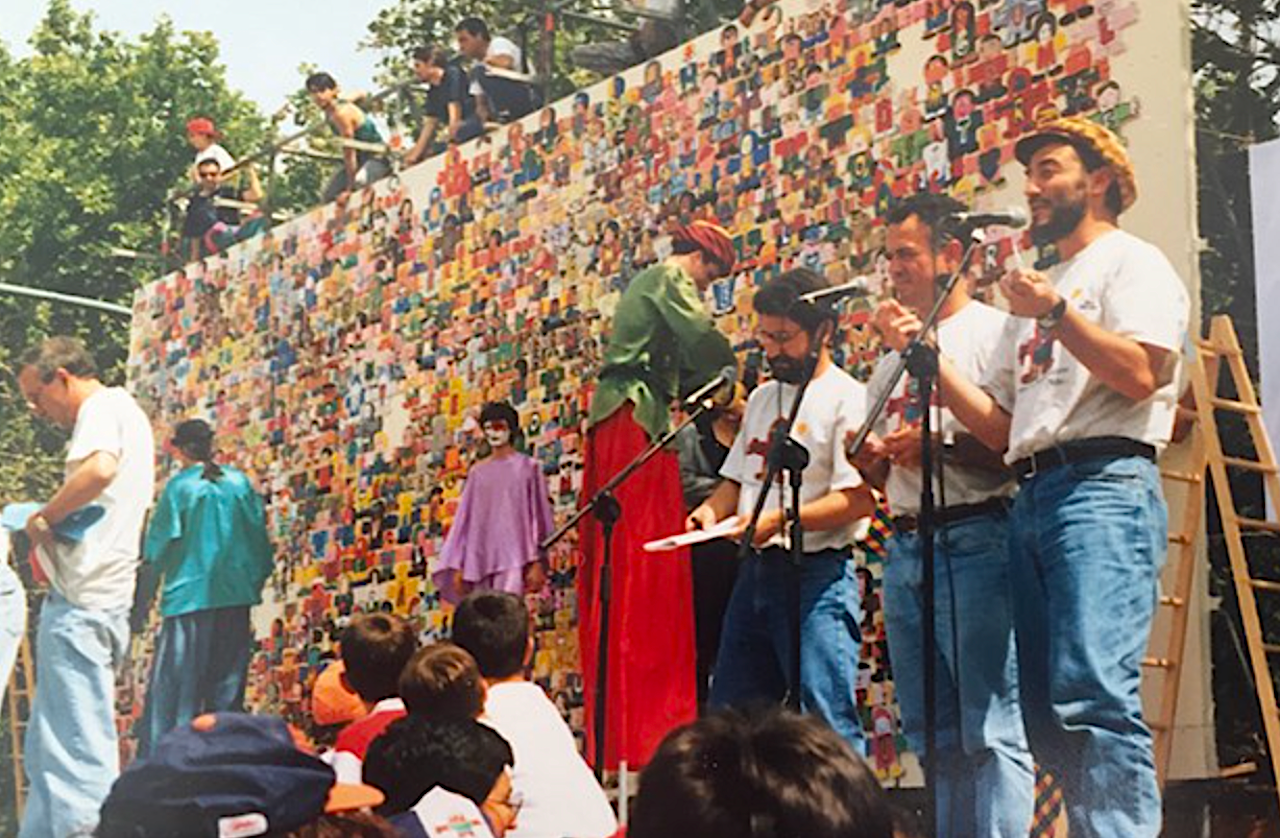 El 6 de maig del 1995, en un acte a l'Albereda de València, cadascuna de les escoles participants en la iniciativa van portar la seua peça en un gran acte festiu multitudinari | UV | Escola Valenciana