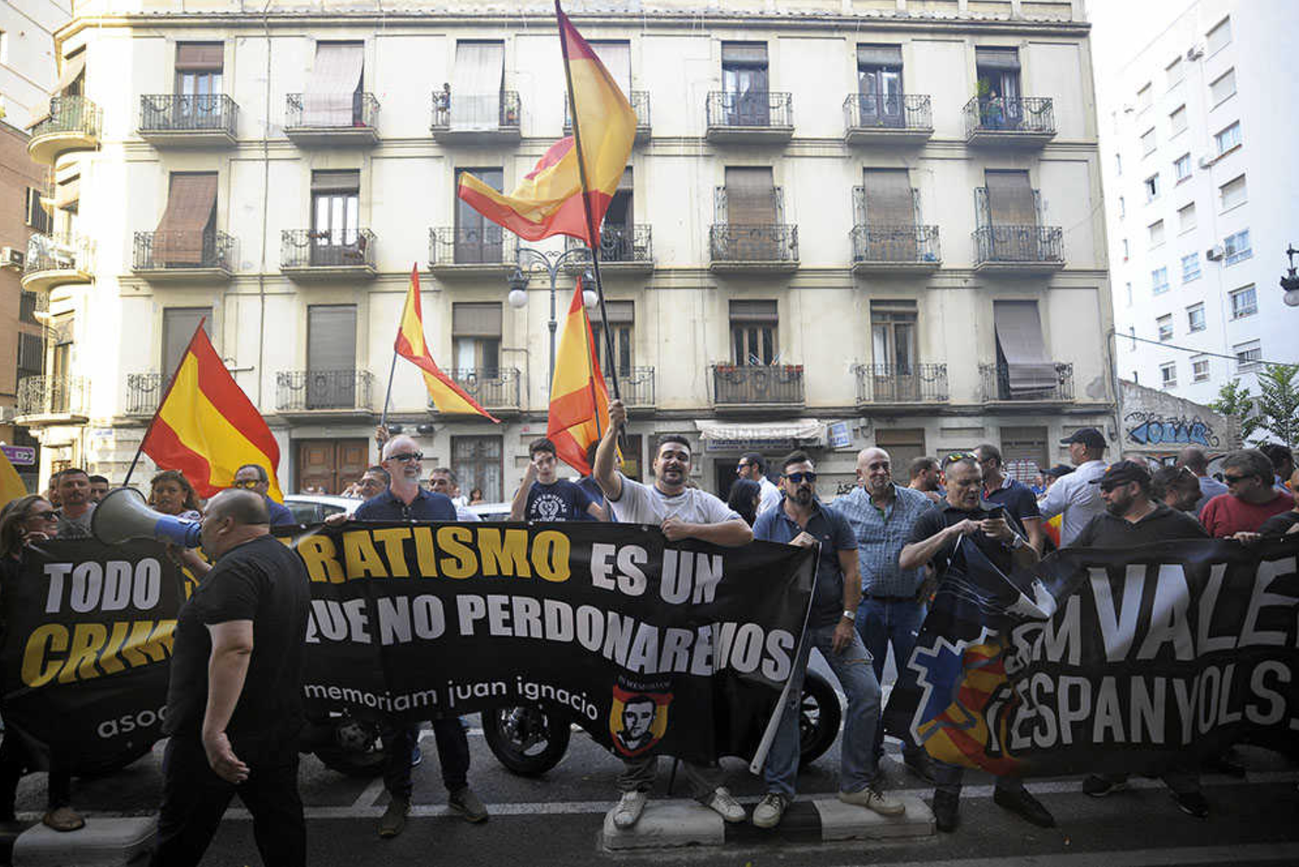 Membres d'España 2000 davant la porta de la Societat Coral El Micalet, el 2017