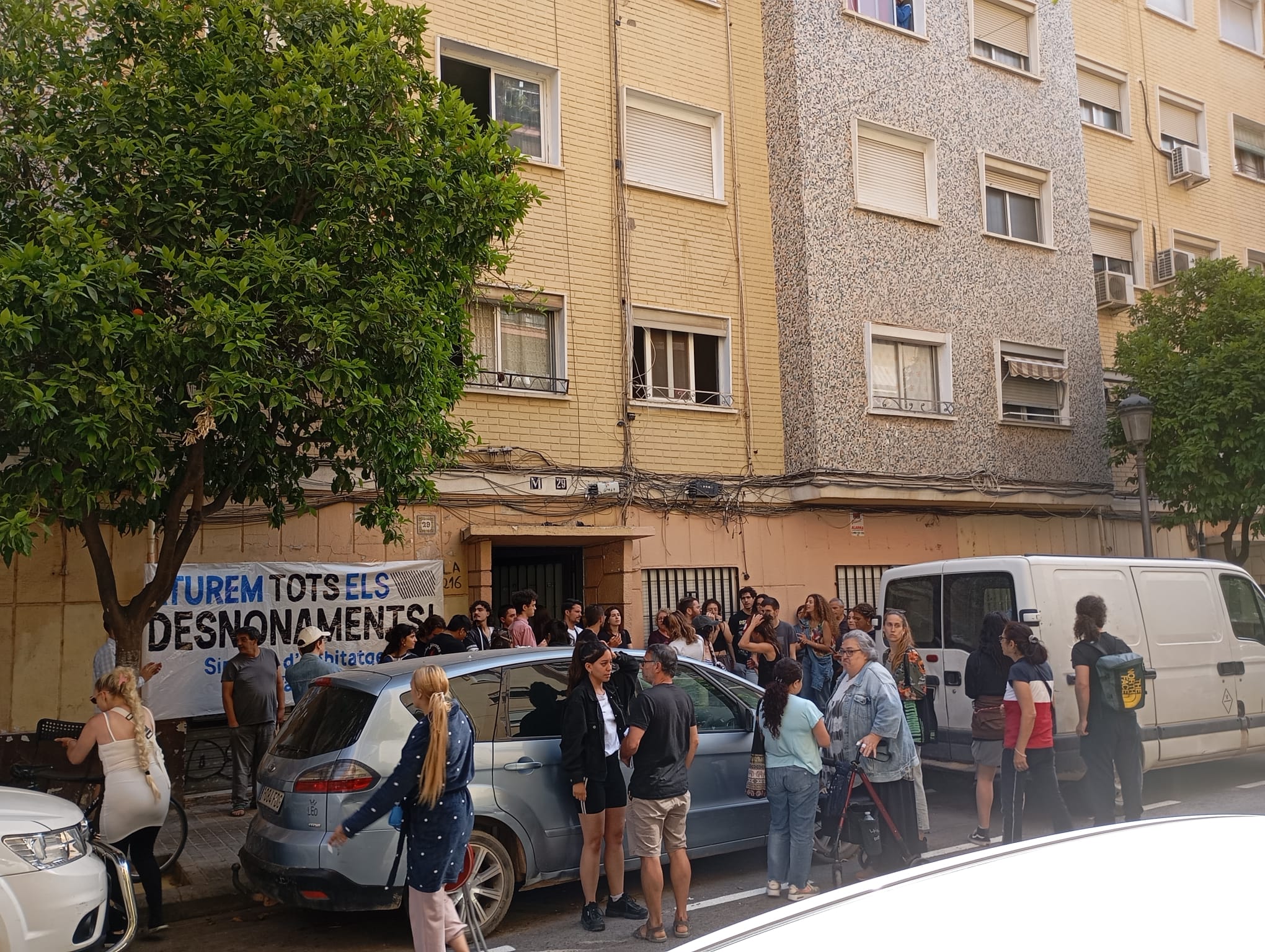 Una cinquantena de veïns i activistes han aconseguit aturar el desnonament d'Orriols