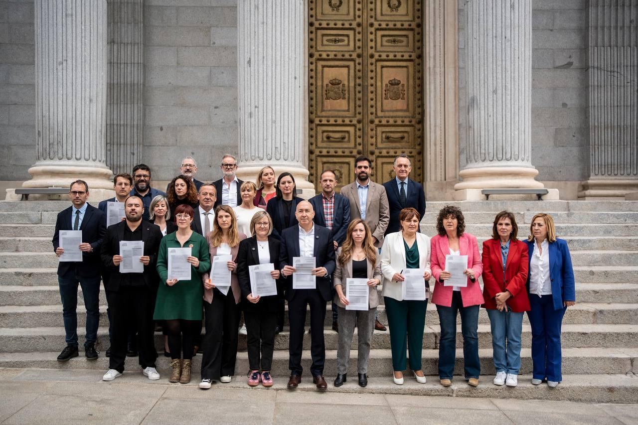 Foto de família dles diputats que han signat el recursi d'inconstitucionalitat de la reforma de la Llei de l'Horta
