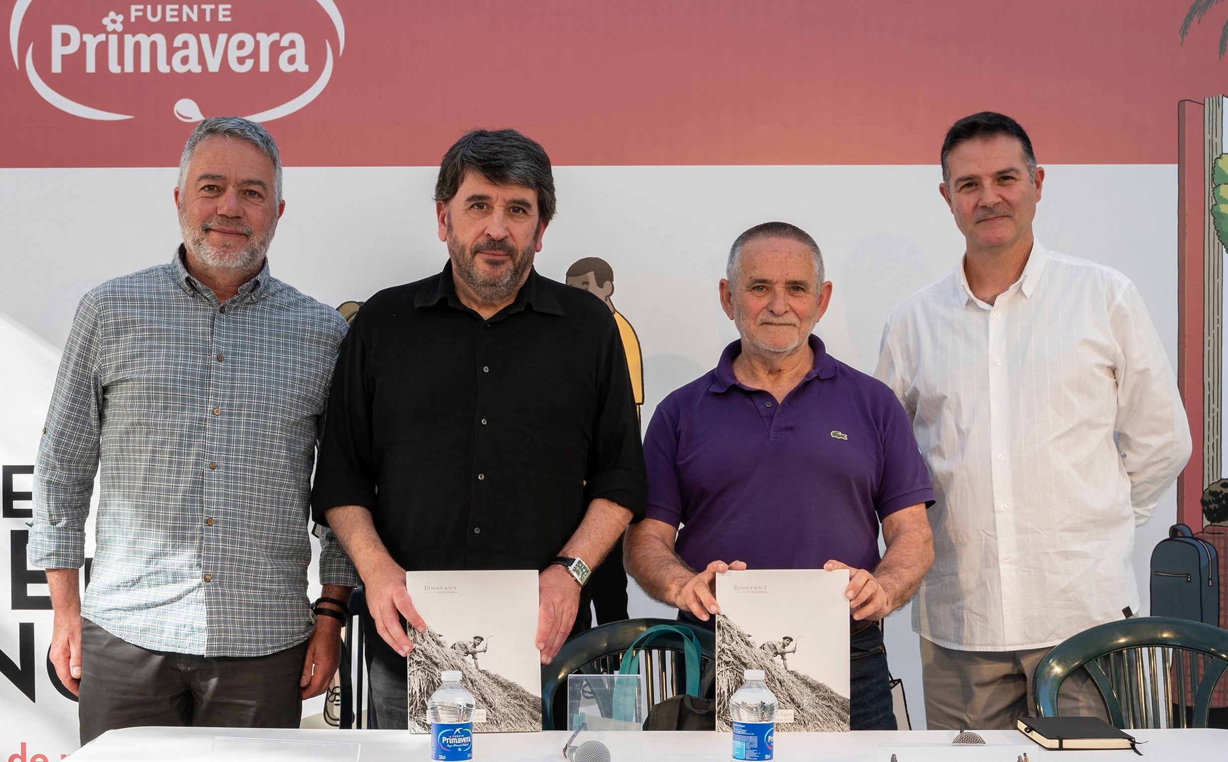 El director de la col·lecció, Francesc Vera, i el dissenyador gràfic, Xavier Mollà, en la presentació a la Fira del Llibre de València 
