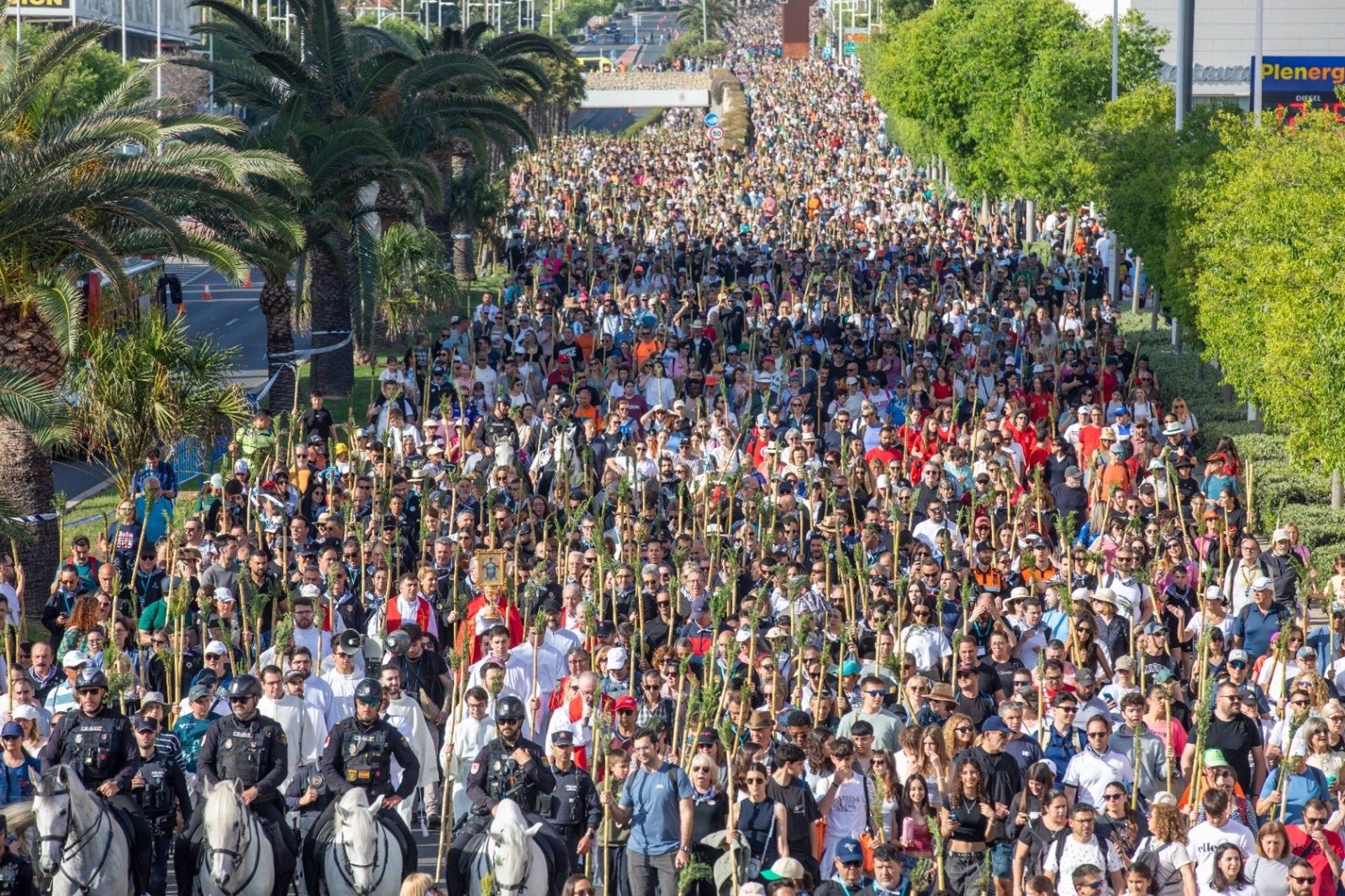 Milers de persones participen en la romeria a la Santa Faç, a Alacant | Joaquin Reina | EP