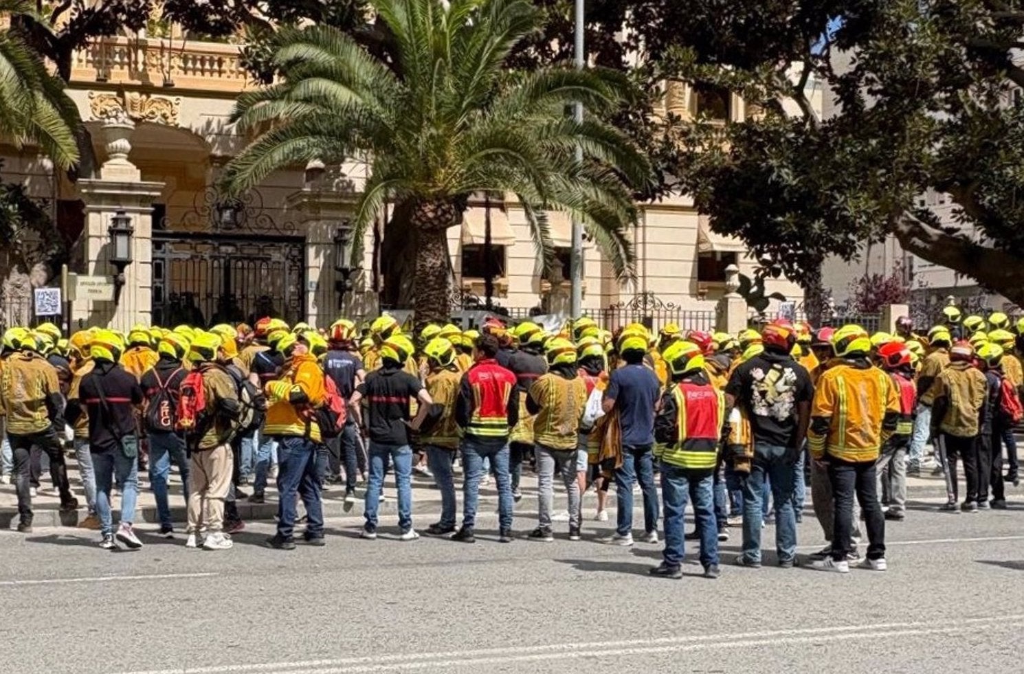Bombers del Consorci d'Alacant es manifesten davant la Diputació | EP