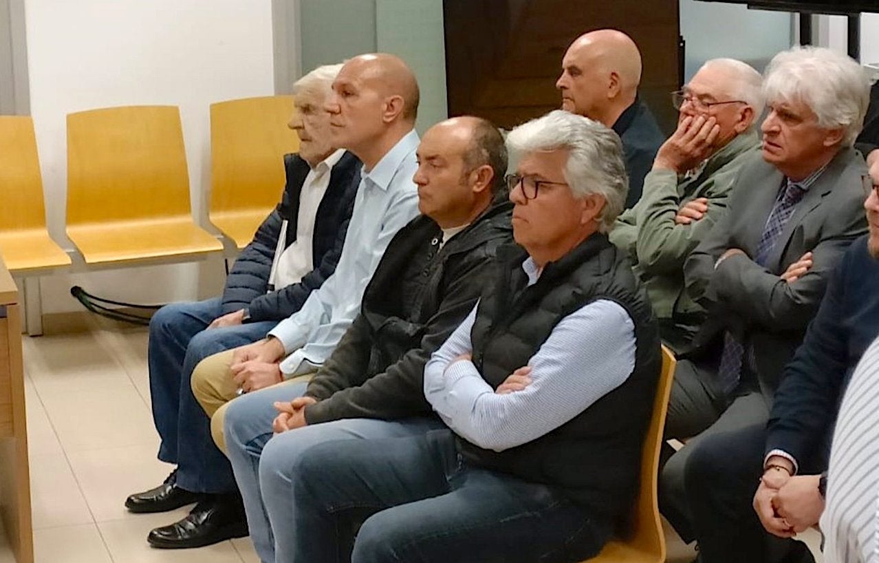 Alguns dels acusats per presumptes irregularitats urbanístiques en la construcció de més de 290 xalets a Llíber, durant la primera sessió del judici celebrat a l'Audiència d'Alacant | EP