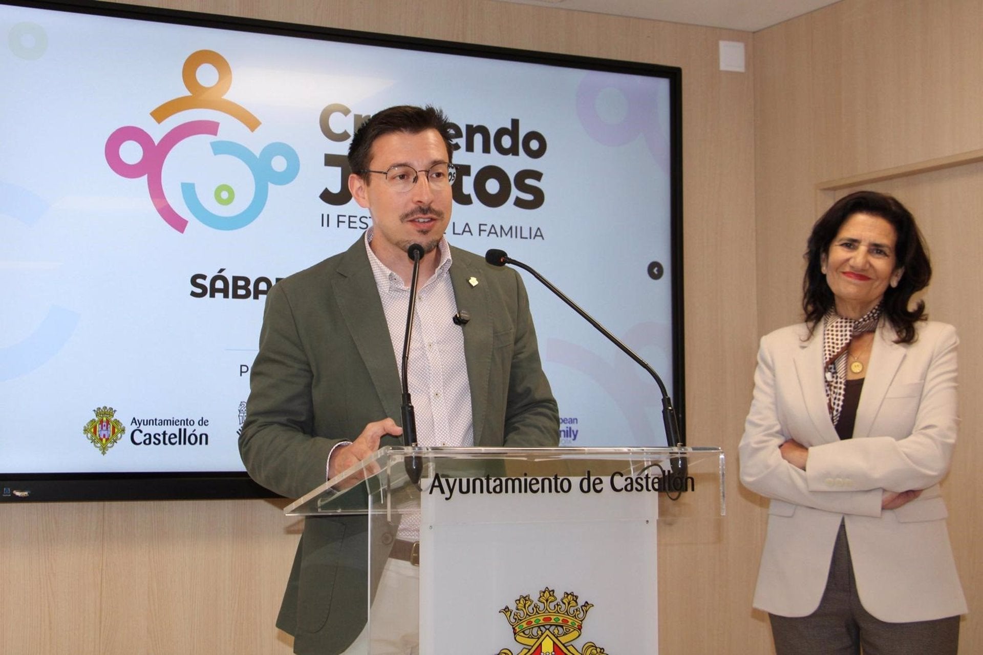 El regidor de Família i Infància de l'Ajuntament de Castelló, Alberto Vidal (Vox), i la directora general de Família, Infància i Adolescència i Repte Demogràfic, Angélica Such, presenten el Festival de la Família, a Castelló de la Plana | EP