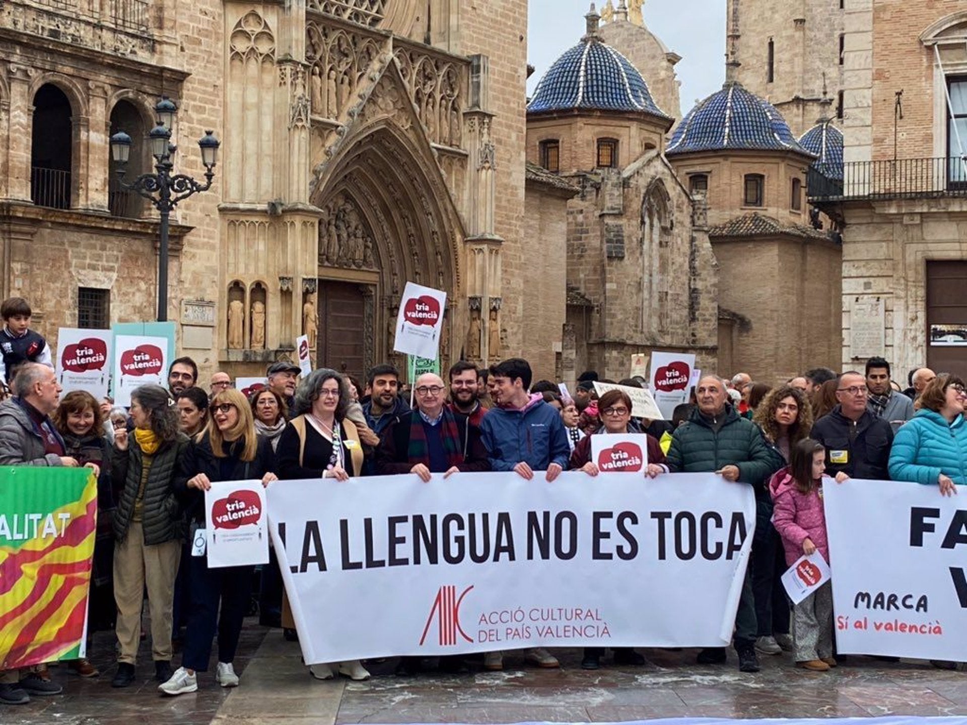 Concentració a favor del valencià a la plaça de la Mare de Déu de València | EP