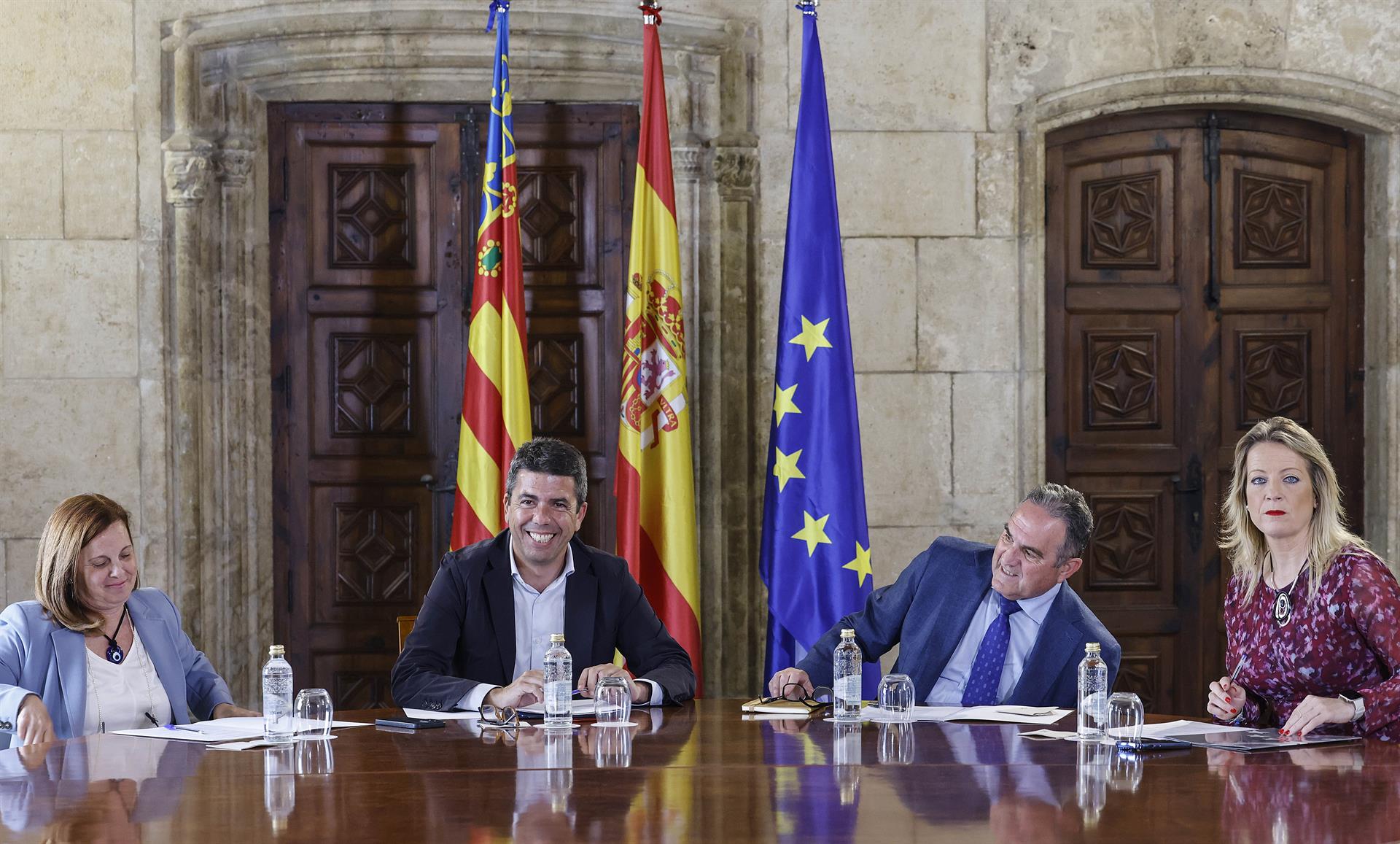 Reme Mazzolari ,de la Federació Valenciana de Municipis i Províncies; el president de la Generalitat valenciana, Carlos Mazón; el vicepresident segon i conseller per a la Recuperació Econòmica i Social de la Generalitat Valenciana, Gan Pampols | Rober Solsona | EP