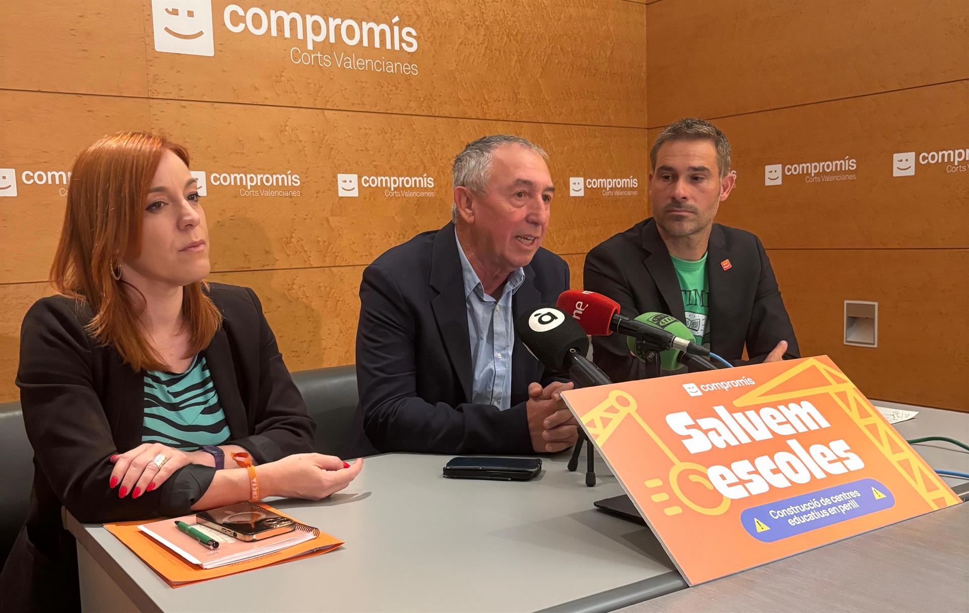 El síndic de Compromís a Les Corts, Joan Baldoví; el portaveu d'Educació, Gerard Fullana, i la representant a la Diputació de València, Dolors Gimeno 