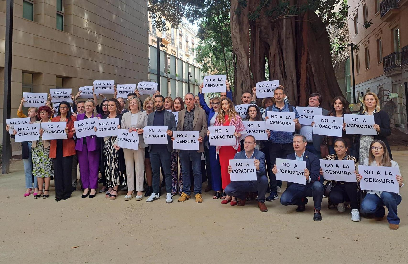 Diputats del PSPV i  Compromís protesten a Les Corts