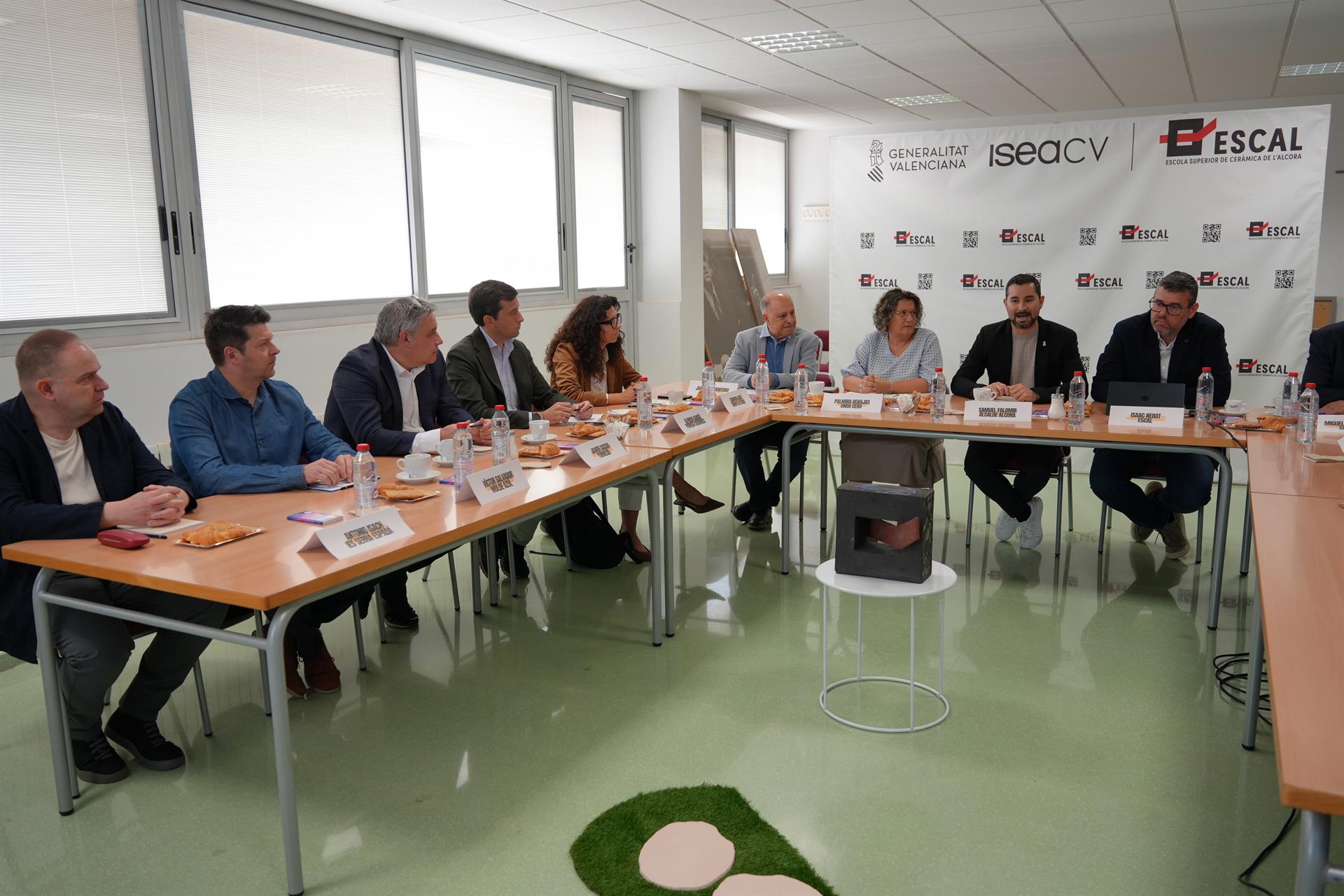 Participants en la jornada “Es pot atraure talent al sector?”, celebrada a l’Escola Superior de Ceràmica de l’Alcora (ESCAL) | EP