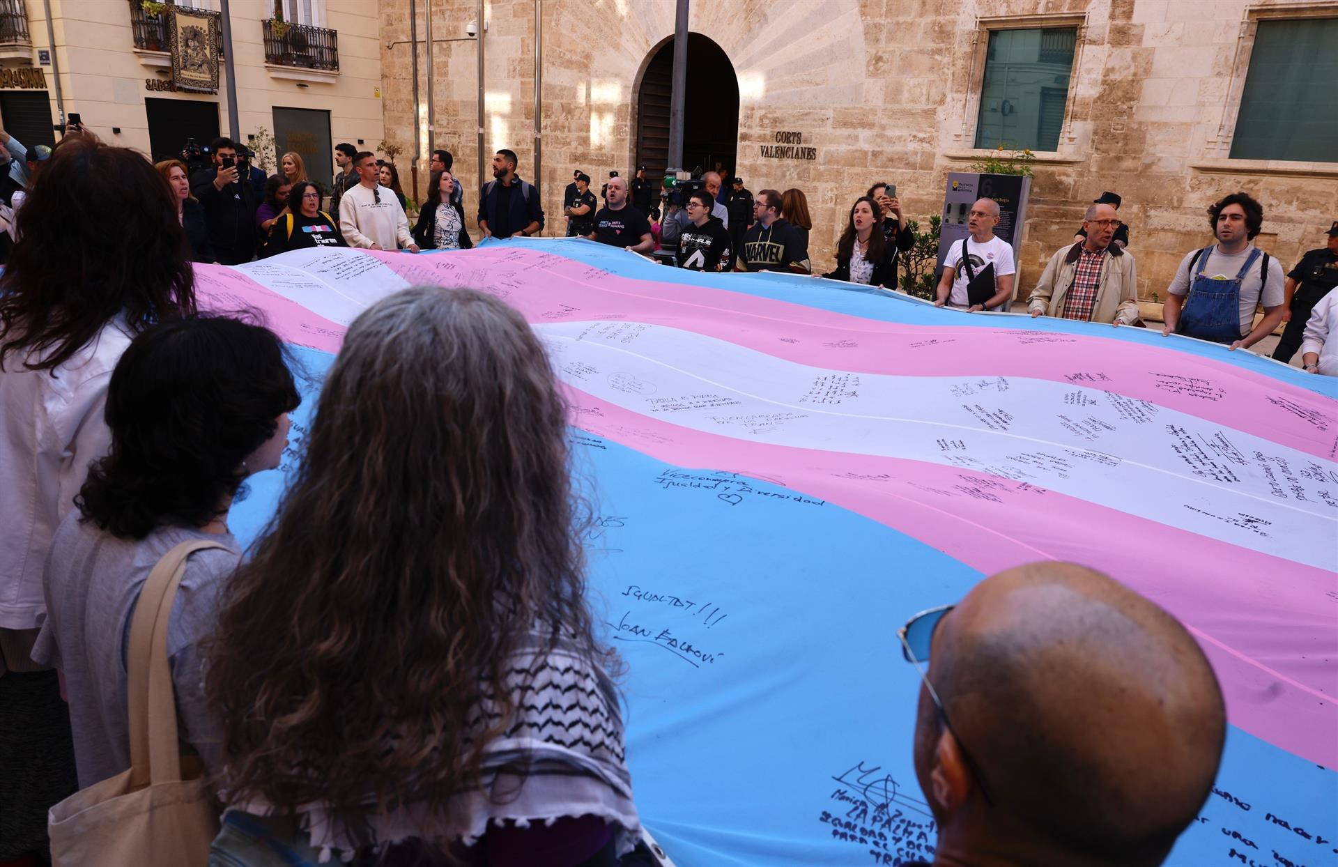 Associacions protesten a Les Cortes contra esmenes a la Llei Trans | Rober Solsona | EP
