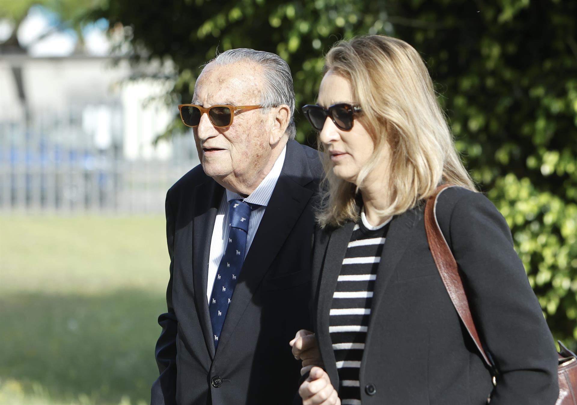 L'expresident de la Diputació de Castelló Carlos Fabra (PP) i la seua filla Andrea arriben a la Ciutat de la Justícia de la capital de la Plana | Carme Ripollés | EP