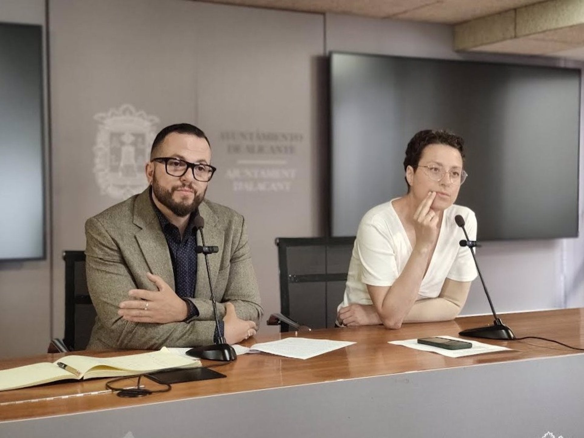 El portaveu de Compromís a l'Ajuntament d'Alacant, Rafa Mas, i la síndica adjunta de la coalició a Les Corts, Aitana Mas | EP