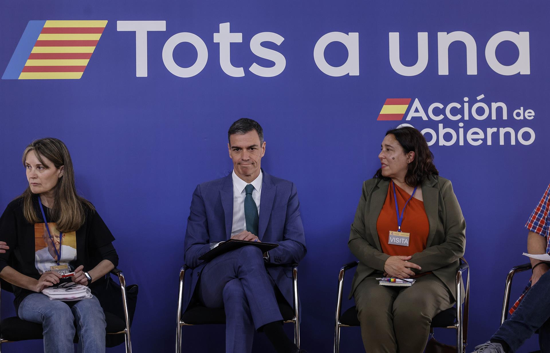 El president del govern espanyol, Pedro Sánchez, i representants de les associacions de víctimes de la dana del 29 d'octubre | Rober Solsona | EP