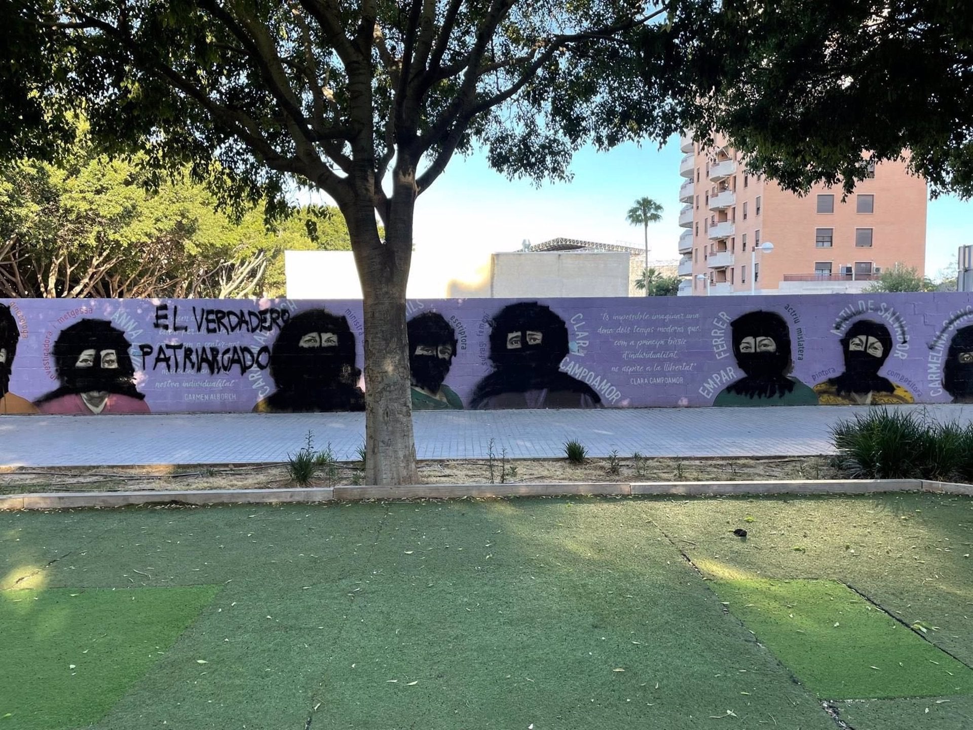 Mural de Mislata dedicat de dones rellevants de la història que ha estat malmés en un acte vandàlic | EP
